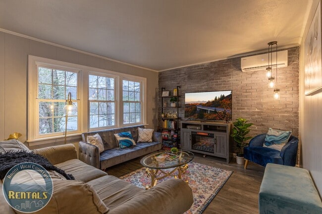 Photo - Chic 2 Bedroom Cabin in Vilas