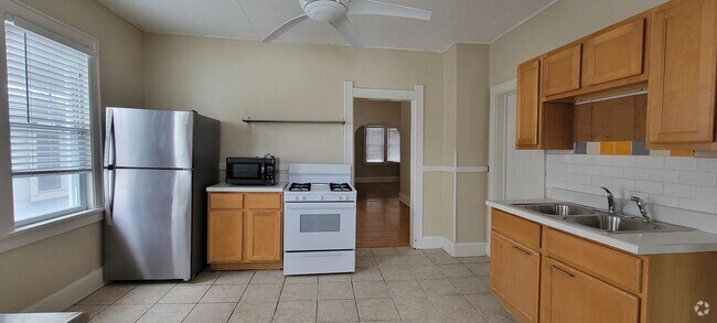 Building Photo - 2562 N Bremen St Rental