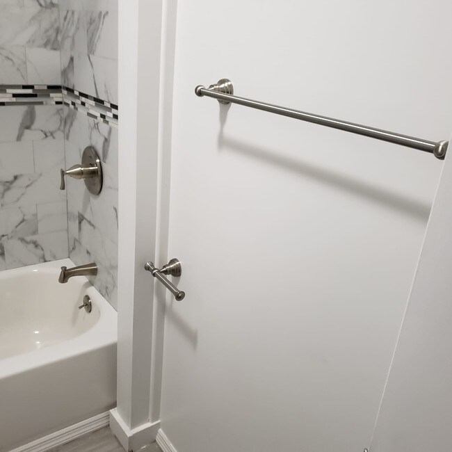 SS hardware - 34 Columbia St Unidad #2