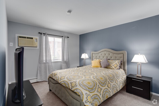 2BR, 1BA - 1,000SF - Primary Bedroom