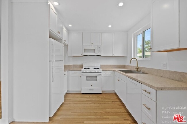 Photo - 6640 Woodman Ave Unit 3