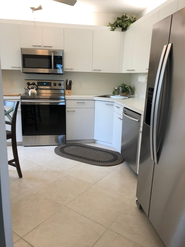 Amplia cocina comedor con mucho espacio para gabinetes, todos los electrodomésticos de acero inoxidable renovados, ventilador de techo y triturador de basura. - 5265 Brisata Circle Unidad U