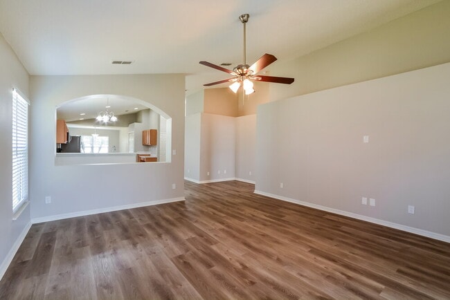 Photo - 3991 Hillingdon Rd