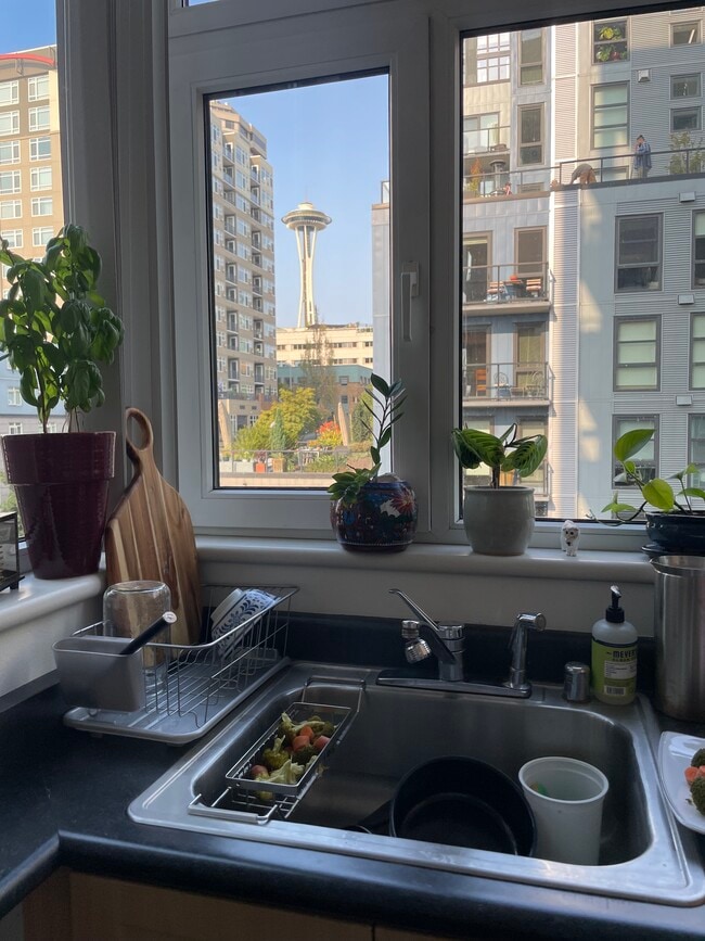 Photo - 2717 Western Ave Unidad 4000