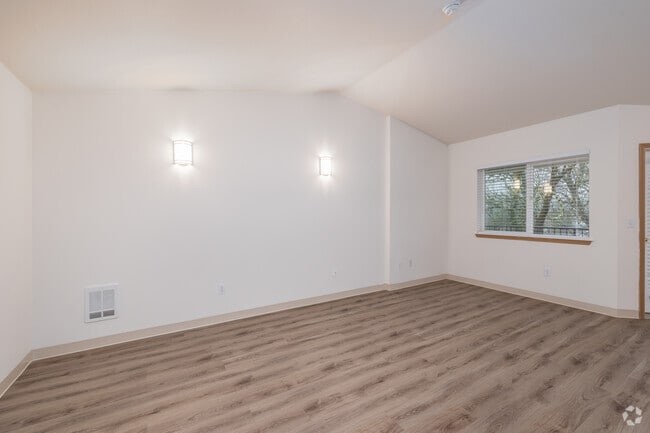 2BR, 1BA - 940SF