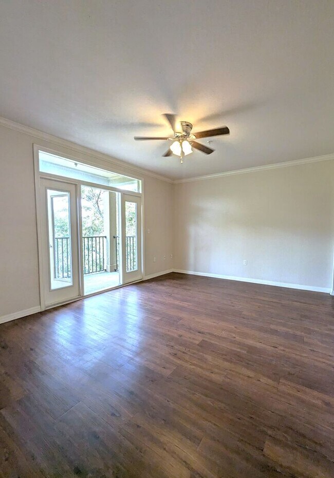 Photo - 2x2 Updated! New flooring, Stainless Steel...