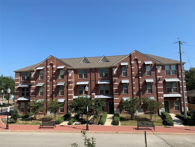 Building Photo - 300 Spruce St