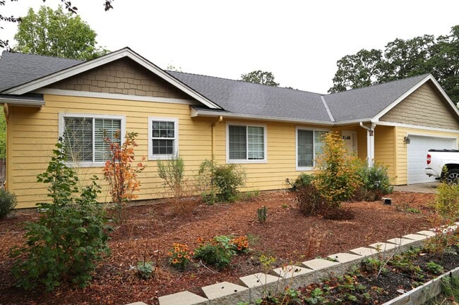Building Photo - Single Level 4 bed 2 bath home