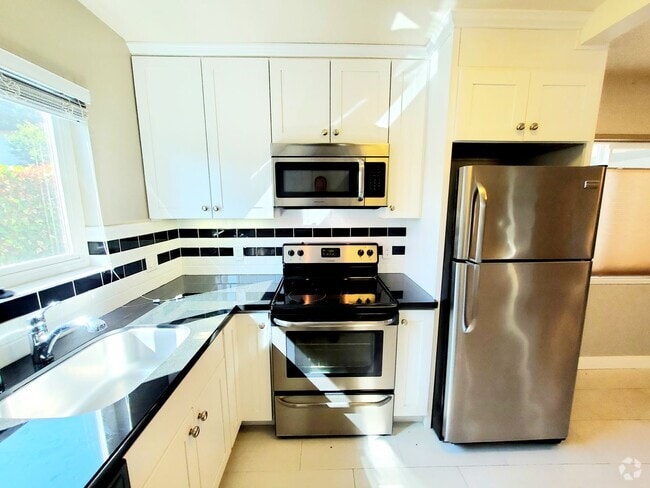 Building Photo - spacious 1 upgraded bedroom 1/2 block from... Unit 1 Rental