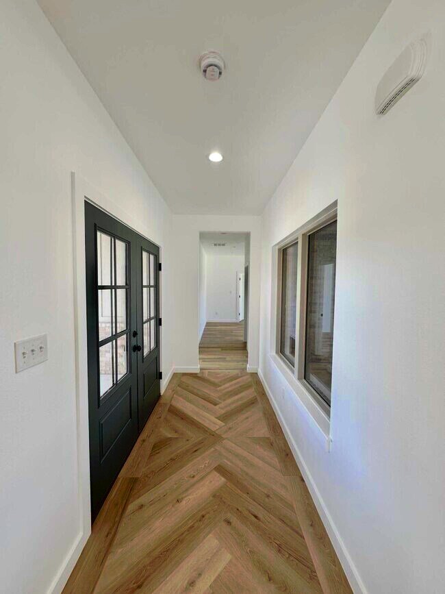 Photo - 4912 Jarvis St