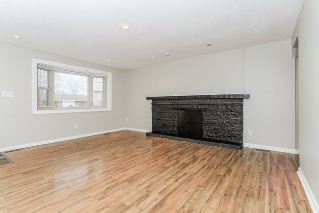 Photo - 208 Silverstone Dr