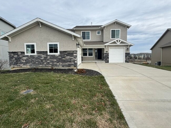 Building Photo - Luxury 5BR 4 BA Home w/ Pool and Clubhouse Access in GREAT location!