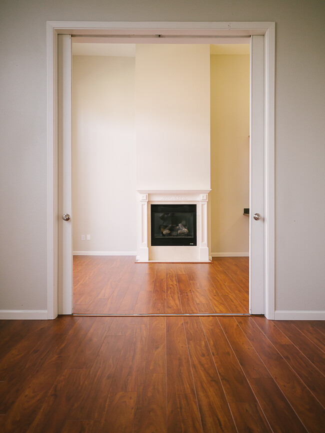 pocket doors between bedroom and living room - 1909 San Pablo Ave Apartamentos Unidad A