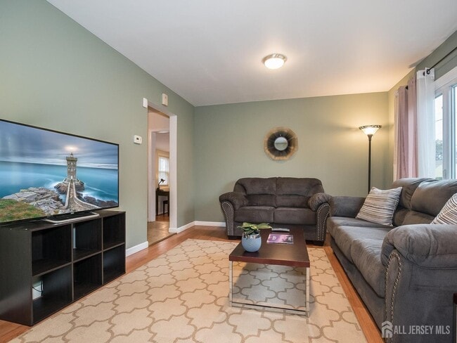 Photo - 33 Windsor Dr