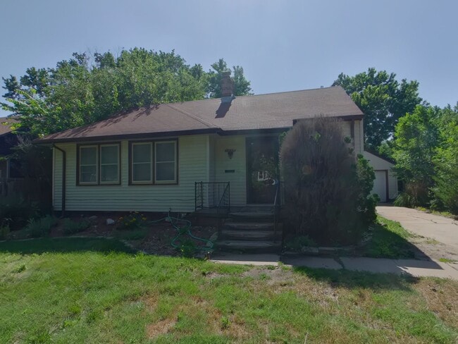 Building Photo - 1027 N Old Manor Rd