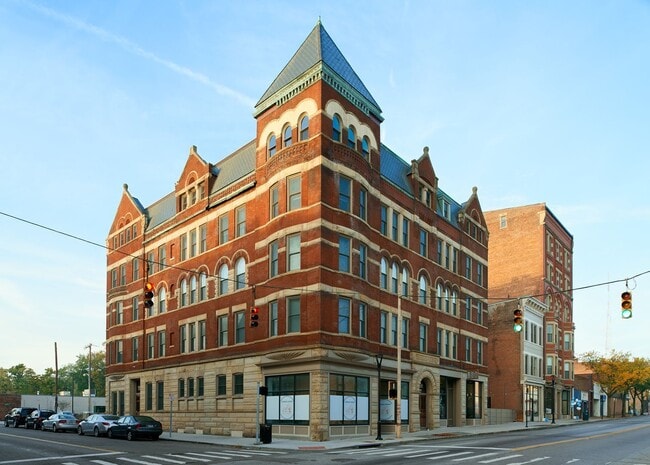 Building Photo - 975 E McMillan St Unit 304