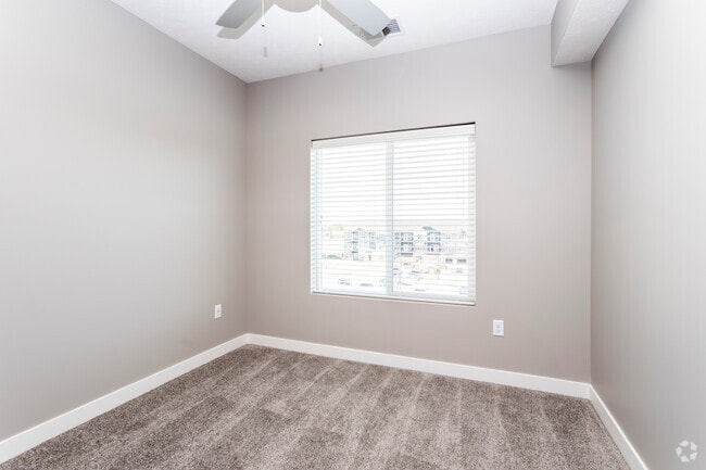 1HAB, 1BA - Evan