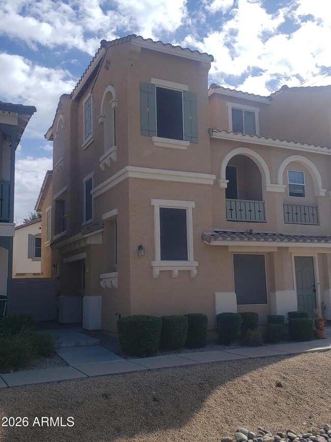 Building Photo - 426 N Oak St