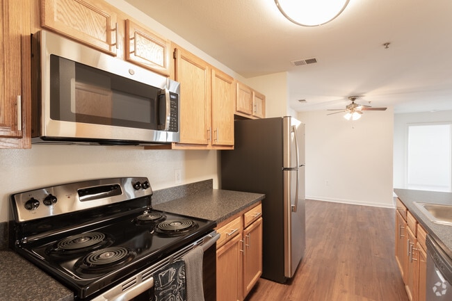 2BR, 2BA - 1,010 SF