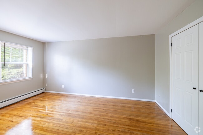 1BR, 1BA - 750SF - Bedroom