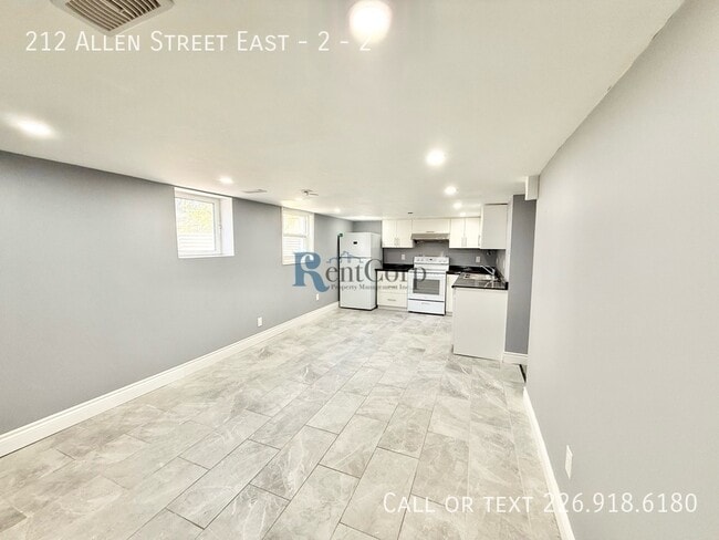 Photo - 212 Allen St E