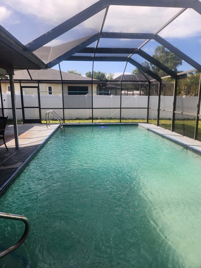 Pool - 3089 Kingston St