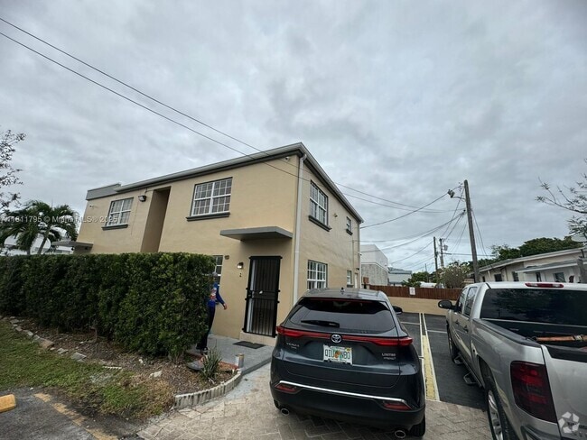 Building Photo - 2015 SW 27th Ave Unit 4 Rental