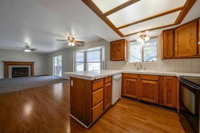 Photo - Spacious Sandy Rambler w 2 car attached