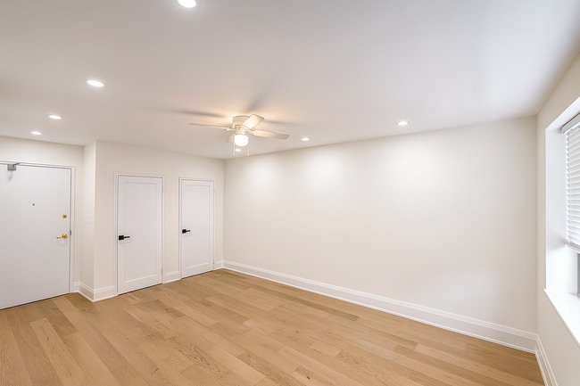 Building Photo - 710 Spadina Ave. Unit 605