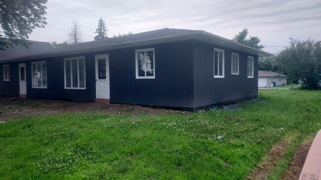 Photo - 819 Moore St