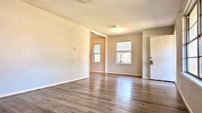 Photo - 10502 Ambursen St