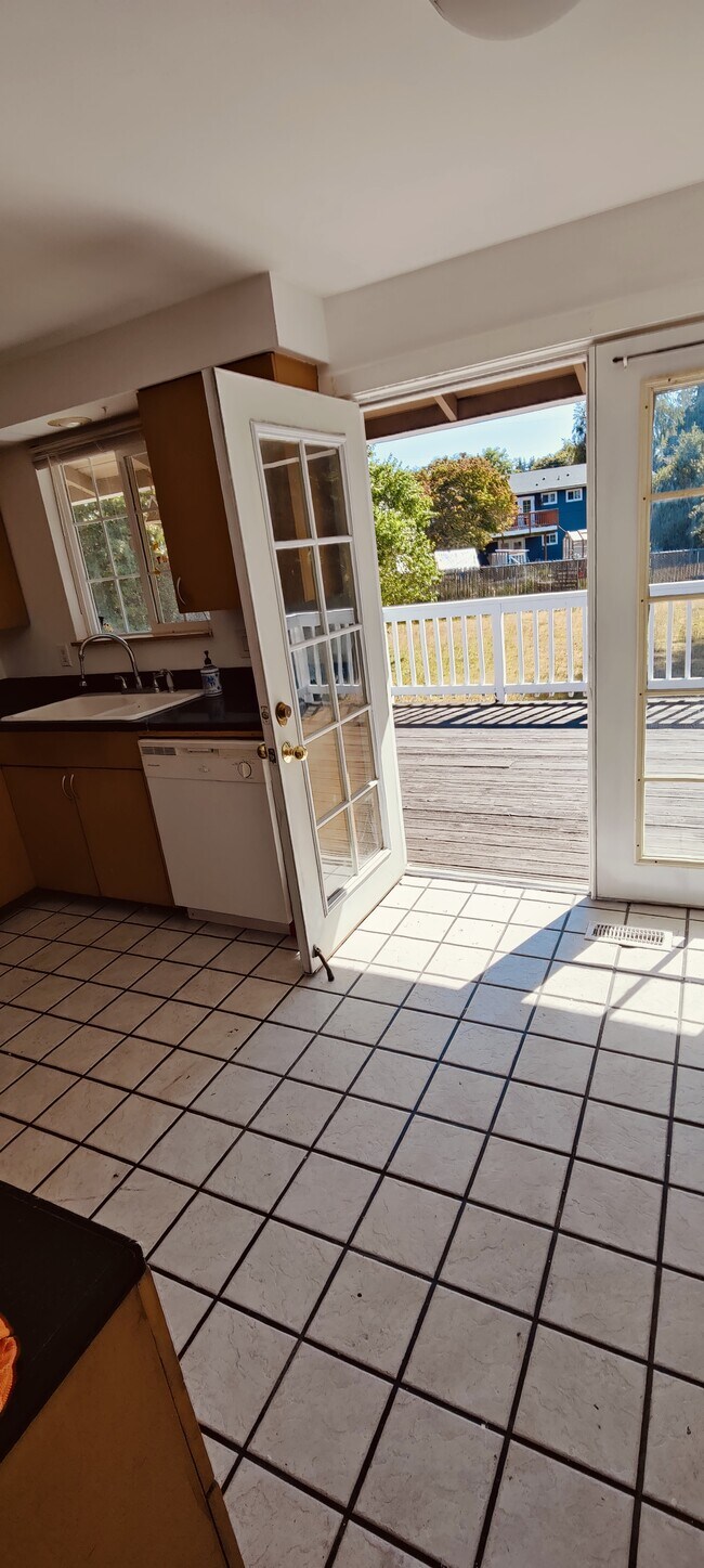 Photo - 2200 Merchant Way