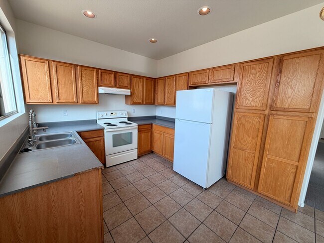 Photo - End Unit Tempe Townhome w/Garage *NEW* Paint