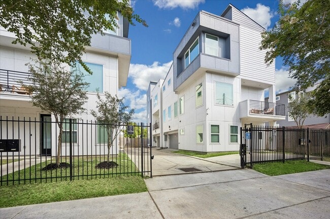 Photo - 208 N York St
