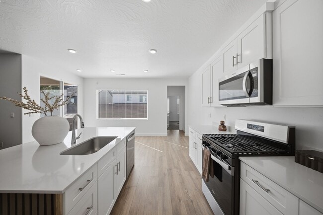 Building Photo - Extra Space, Extra Comfort! 5 Bedroom Home With Bonus Den in Long Valley!