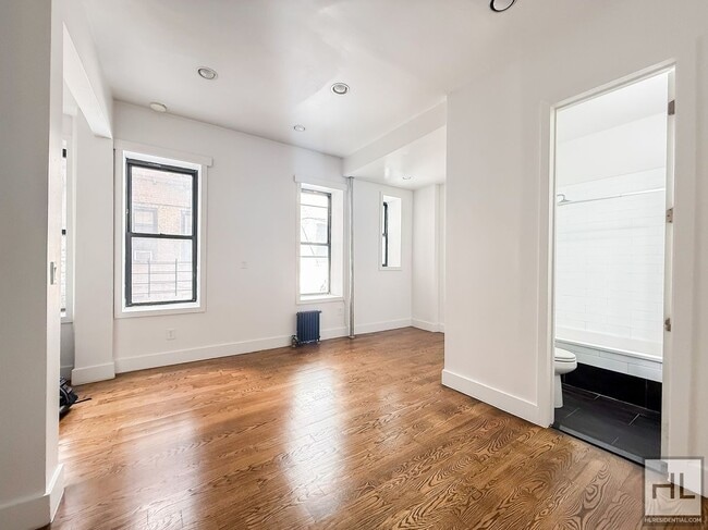 EASTERN PARKWAY / Crown Heights Studio 1-Bath