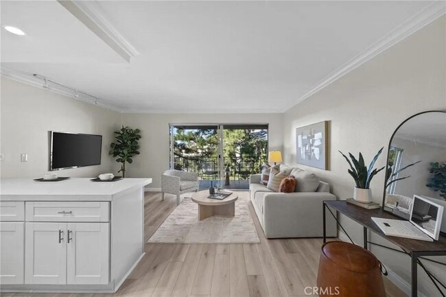 Photo - 101 Scholz Plaza