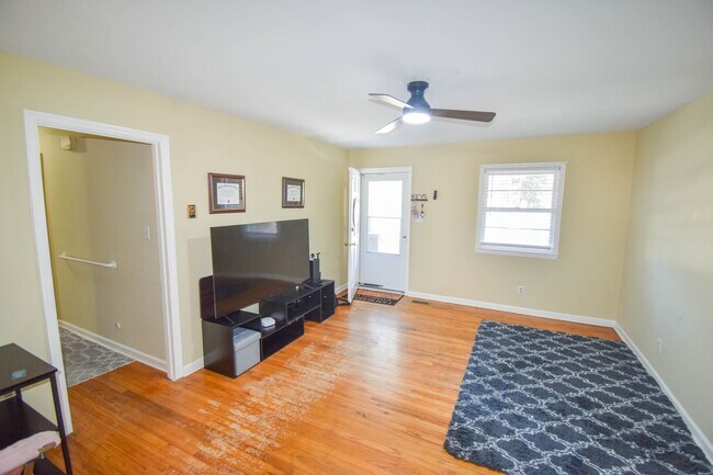 Photo - Accepting Applications: 3 Bedroom 1.5 Bathroom- Small Dogs Considered