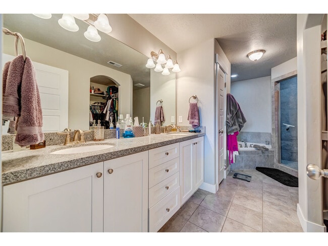 Photo - 701 S 1840 W