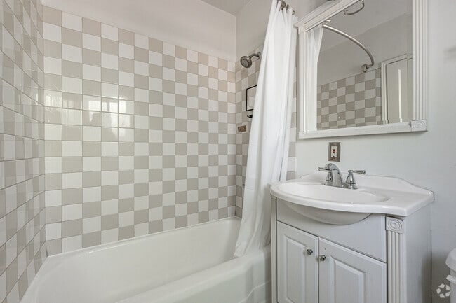 1BR, 1BA - 550SF - Bathroom