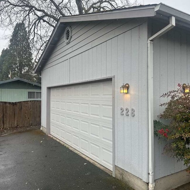 Photo - 228 SW Westholm Ave