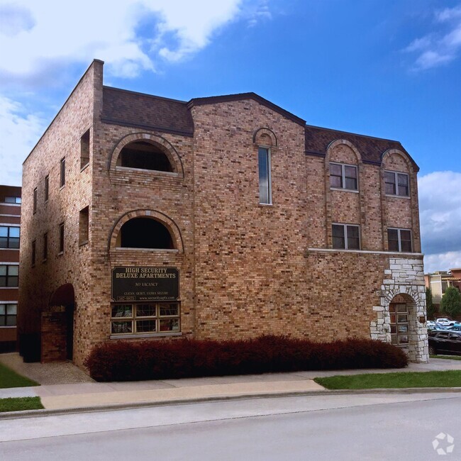 Building Photo - 520 E Washington Ave Rental