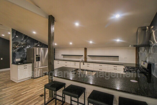 Photo - 3494 River Rd Unidad Garage