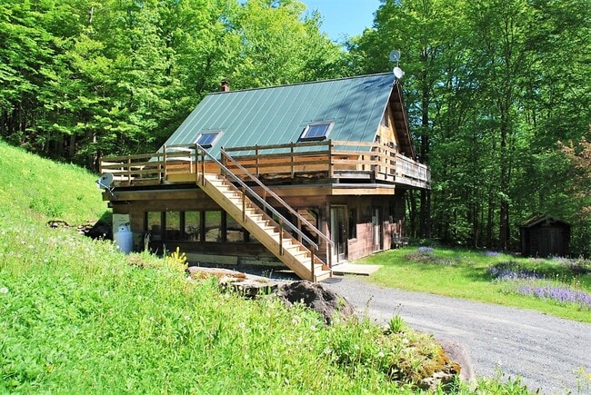 Building Photo - 1568 Camels Hump Rd Unit Chalet Apt