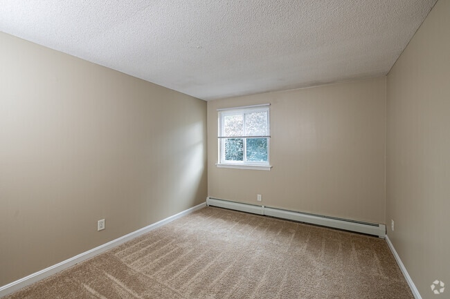 2BR, 1BA - Huntington - Bedroom