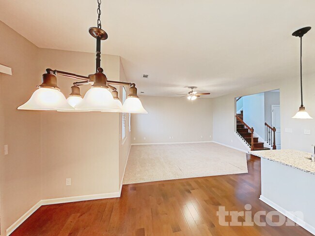 Photo - 1637 Robindale Dr