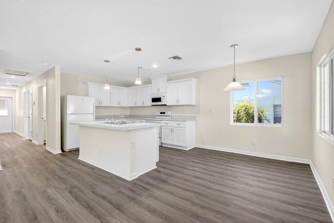 Photo - 857 W 3rd St