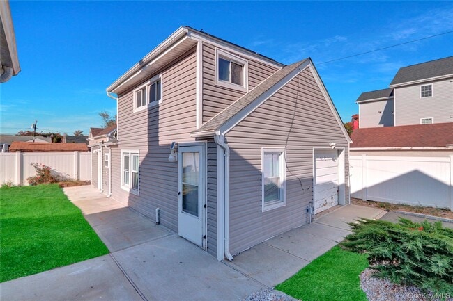 Building Photo - 70 Orchard St Unit Back cottage Rental