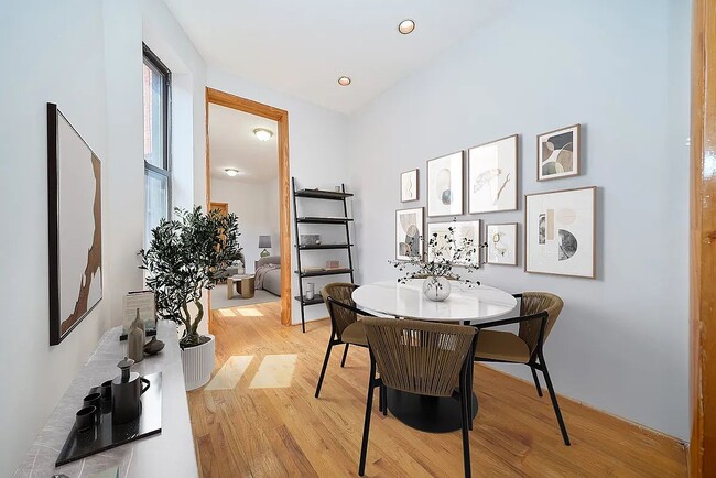 Photo - 501 1/2 W 43rd St