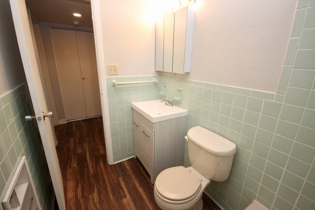 Baño de Laurel Gardens - LAUREL GARDENS